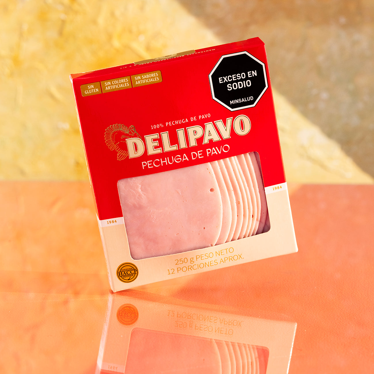 Envase de Pechuga de Pavo Delipavo, presentación en rebanadas con 250g y 12 porciones.