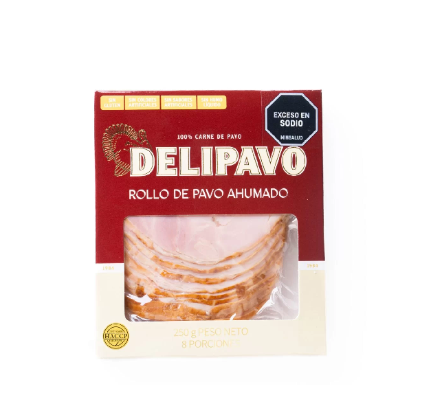 Rollo de Pavo Ahumado Delipavo en su empaque, presenta capas de carne de pavo de alta calidad.